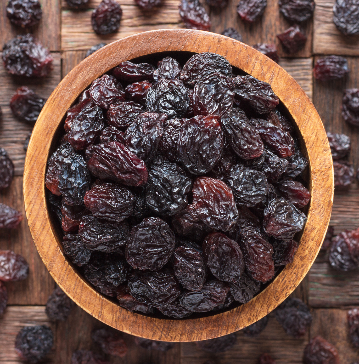 A bowl full of raisins